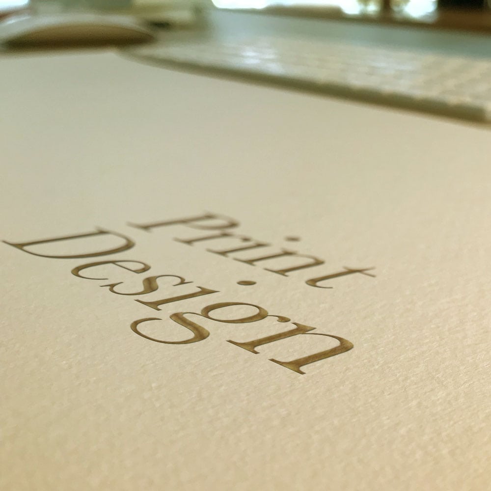 Ein Papier von der Seite fotografiert mit schönem Printdesign